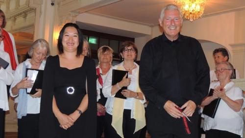 Eleonora Em e Claudio Danuser giodan l’applaus merità in occasiun dal concert dal Cor Opera Engiadina a Nairs (fotografia: Benedict Stecher).