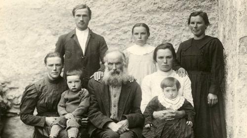 Antonio Plozza (1850–1923): Auf dem Bild posiert er in hohem Alter mit Kindern und Enkelkindern. Foto: iStoriaArchivi fotografici Valposchiavo