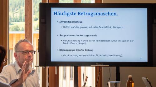 Flavian Gieriet präsentierte während seinen Ausführungen nicht nur spannende Details und Zahlen, sondern auch viel Wissenswertes rund um die Methoden von Online-Betrügern. Fotos: Jon Duschletta