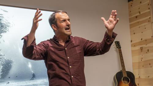 Wortgewandt und gestenreich: Luca Maurizio während seines Auftritts in St. Moritz. Foto: Marie-Claire Jur