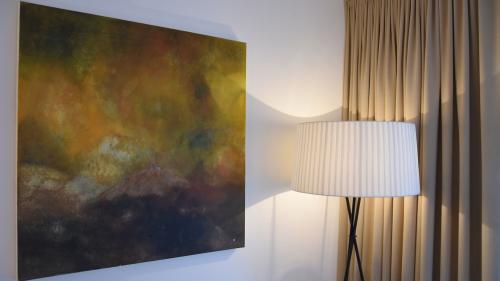 L’artist Jürg Schmid ha pitturà üna settantina da purtrets chi fuorman il caracter da mincha local da l’Hotel Arnica a Scuol (fotografia: Nicolo Bass).