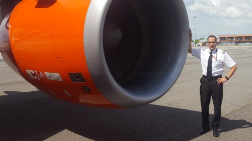 David Badrutt an der Turbine eines Easy-Jet-Maschine bei einer Flugpause.	Foto: z. Vfg