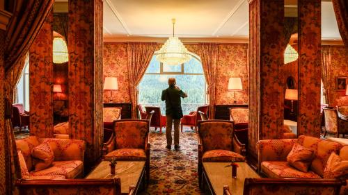 Open Doors Engadin will Architektur für alle erlebbar machen und auch die Schwellenangst vor Nobelhotels abbauen. Beispielsweise zum geschichtsträchtigen Kulm Hotel St. Moritz mit seiner Lobby Lounge. Foto: Jon Duschletta