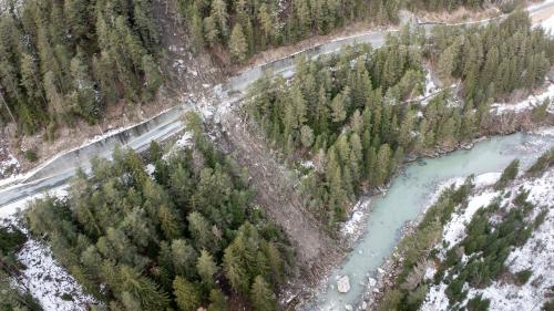 Das Drohnenbild wurde am Dienstag aufgenommen und zeigt das Ausmass des Felssturzes. Foto: Dominik Täuber