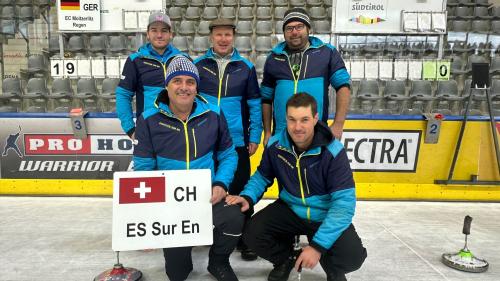 Der ES Sur En: Orlando Bass (h.v.l.), Jon Curdin Cantieni, Jachen Benderer, Otto Davaz (vorne von links) und Claudio Mathieu (Foto: Nicolo Bass).