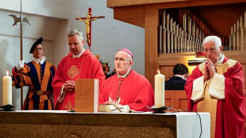 Diözesanbischof Joseph Maria Bonnemain (dritter von links) während der Jubiläumsmesse in Pontresina. Fotos: Jon Duschletta
