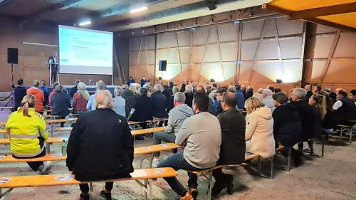 Wie geht es mit dem Flughafen weiter? In seiner Präsentation zeigte Mario Cavigelli, worüber am 17. August abgestimmt wird. Foto: RTR