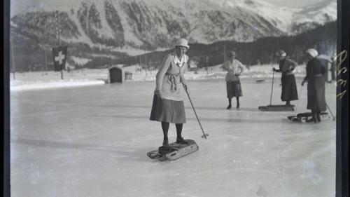 Schlitten stossen als Freizeitbeshcäftigung für die Engadiner Gäste. Foto: Gustav Sommer/Kulturarchiv Oberengadin