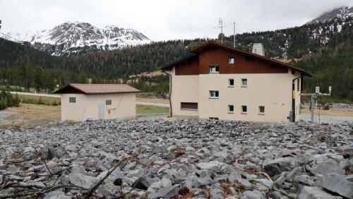 Davo il restorant Buffalora as vezza amo adüna stizis da la bouda chi vaiva chaschunà 2022 divers dons vi da l’edifizi (fotografia: Martin Camichel).