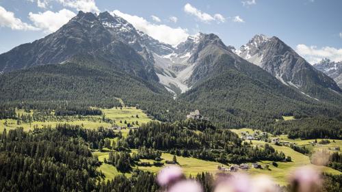La regiuns da vacanzas Engiadina Scuol Zernez e Val Müstair han surgni il certificat TourCert (fotografia: Andrea Badrutt).