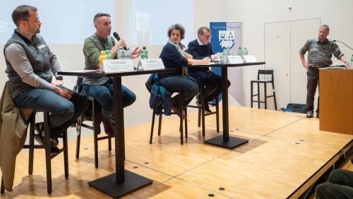 Von links: Arno Puorger, AJF Graubünden, Urs Wegmann, Leiter Sektion Wildtiere beim Bafu, Stefanie Gubler, Leiterin der SNP-Forschungskommission, Heinrich Haller, Wildtierbiologe sowie Moderator David Jenny. Foto: Jon Duschletta
