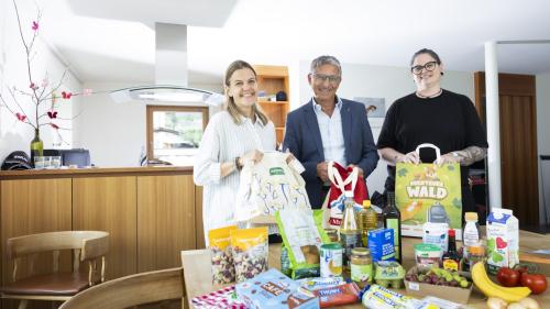 Ein Jahr lang kostenlose Lebensmittel für Menschen mit Demenz: Claudia Visinoni, Präsidentin des Vereins Frondis, Coop-Regionalrat Roberto Godenzi und Frondis-Betriebsleiterin Stephanie Thür (v. l.). Foto: Coop Ostschweiz-Ticino/Nicola Pitaro