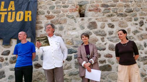 Von links: Grafiker Andrea Muheim, Präsident der Fundaziun La Tuor, Ramon Zangger, Karin Sander, künstlerische Leiterin La Tuor und Ausstellungskuratorin Ariana Pradal. Fotos: Jon Duschletta 