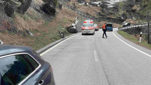 Malojastrasse in Richtung Maloja: Links im Bildrand der hintere Teil vom Personenwagen. Weiter hinten liegt das Fahrrad am bergseitigen Strassendrand (Foto: Kantonspolizei Graubünden). 