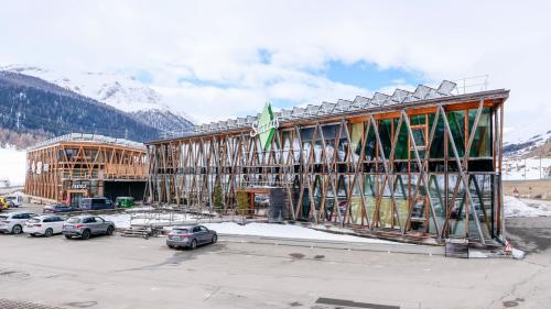 Architektonischer Blickfang am östlichen Dorfeingang von S-chanf: Die beiden Serlas-Gebäude Parc vorne und das neu erstellte Viva im Hintergrund. Fotos: Jon Duschletta