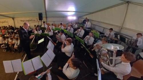 Las giuvnas musicantas e musicants da Puntraschigna fin Tschlin han concertà suot la bachetta da Flurin e Reto Lehner illa tenda da festa da l’EBexpo (fotografia: Foto Taisch Scuol).