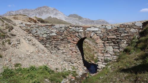 La punt fabrichada cun mürs sechs chi maina sur il flüm Muranzina (fotografia: Martin Camichel).