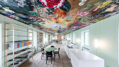 Die üppige «Blumendecke» im vormaligen Telegrafenamt zu Mulegns trägt die Handschrift des Origen-Designers Martin Leuthold. Foto: Origen/Mathias Kunfermann