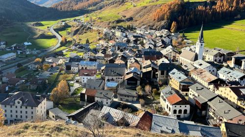 Mit dem Kauf des Hotels Aurora in Ardez (auf dem Bild links unten) will der Mehrheitsaktionär EiM sein langfristiges Engagement für das HIF ­unterstreichen. Foto: Nicolo Bass