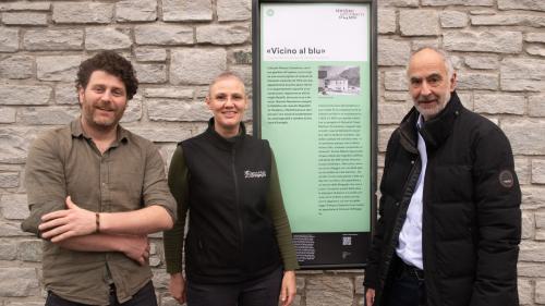 Gemeindevorstand Jon Bischoff, Projektleiterin Paola Gianotti und Marco Giacometti vom Centro Giacometti freuen sich über den neuen Themenweg. Foto: Domiziano Lisignoli