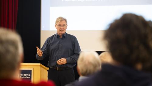 In Samedan erklärte Stefan Schlechtriem, wie Raketenantriebe den Weg für Satelliten, Forschung und moderne Navigation ebnen. Foto: Mayk Wendt