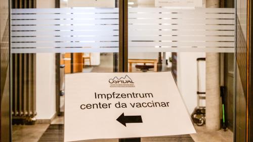 Il Center da sandà Engiadina Bassa organisescha inscunters da vaccinaziun sainza termin (fotografia: Jon Duschletta).