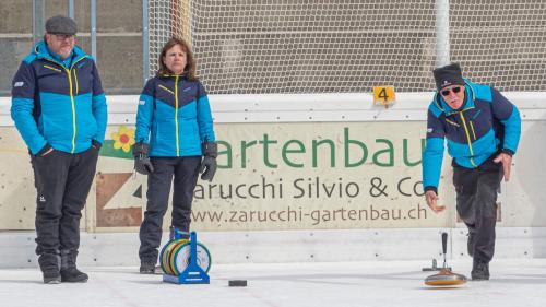 Giovar a tschoccas es la gronda paschiun dal redacter Nicolo Bass (a schnestra) (fotografia: Daniel Zaugg).