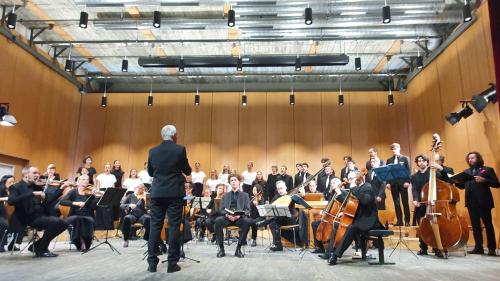Eindrücklicher Gesang und bezaubernde Musik vom Chor «incantanti» und dem Barockorchester «Capriccio» im voll besetzten Konzertsaal der Laudinella in St. Moritz. Foto: Gion Nutegn Stgier