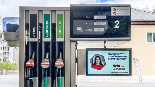 An der Tankstelle in St. Moritz Bad wird gegen das CO2-Gesetz mobilisiert - hier durch die Initiative «Nein zum CO2-Gesetz»	Foto: Jon Duschletta