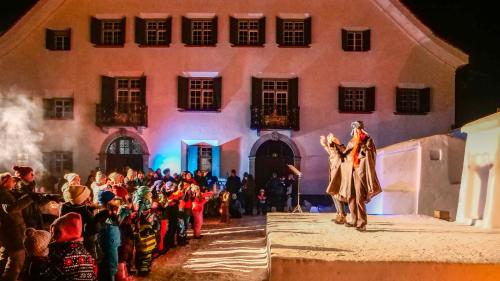 Die Samedner Schneebühne als stimmiger Ort für leise Zauberparodie. Foto: Jon Duschletta