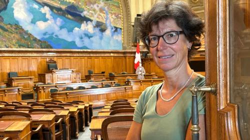 Annina Jegher sezza adüna davantvart i’l Cussagl naziunal (fotografia: Claudia Cadruvi).