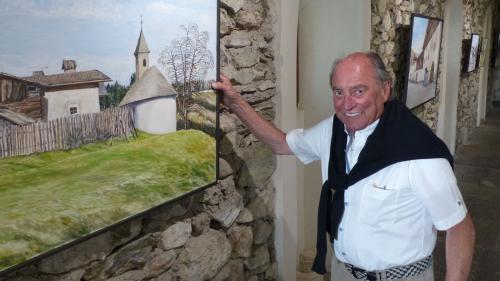 Duri Fasser muossa il purtret dal «Fischkaderhof» sper St. Valentin. Quist bain tocca a la clostra Mariamunt posiziunada illa costa sur il cumün Burgais (fotografia: Flurin Andry).