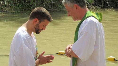 Thomas Maurer tauft einen Freund aus der Schweiz. Foto: z. Vfg.