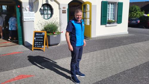 Urs Wohler vor der Talstation der Niesenbahn in Mülenen. Wohler ist in Thun aufgewachsen und lebte von 2005 bis ... mit seiner Familie in Scuol. Bis 2016 war er Direktor der TESSVM AG. Foto: Stephan Kiener