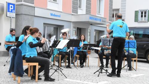 Die Musikgesellschaft Samedan unter der Leitung von Gino Paganini beim Platzkonzert am Freitagabend in Samedan (Foto: Nicolo Bass).