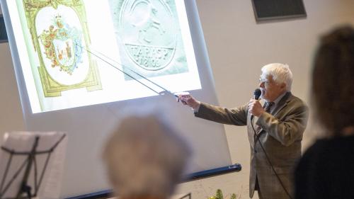 Paul Eugen Grimm preschainta sias truvaglias. fotografia: Mayk Wendt