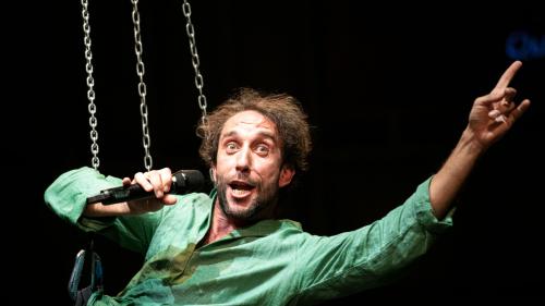 Lorenzo Polin es gnieu undro cul premi da cultura da la regiun Malögia. Scha l’actur samedrin es sül palc es el adüna «drauffischem». El drouva però eir ils mumaints quiets (fotografia: mad)