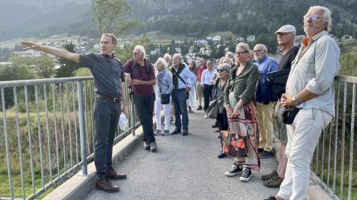 Die Mitglieder der Pro Lej da Segl lassen sich von Präsident Duri Bezzola den Standort der geplanten Solaranlage in Samedan zeigen. Foto: Fadrina Hofmann