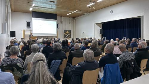 Las 117 votantas e votants da la vschinauncha da Zuoz haun cleramaing decis per la Sanadura e cunter il cussagl cumünel (fotografia: Dario Müller).