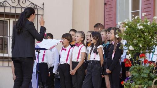 «Las Filomelas» da Samedan ed il giuven cornettist Simon Gabriel da S-chanf vegnan onuros (fotografia: mad)