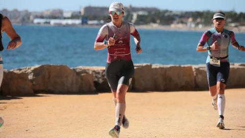 Trotz Hitze überholte Jenni Paglia auf der Laufstrecke fünf Athletinnen und lief auf Schlussrang sechs. Foto: Jenni Paglia