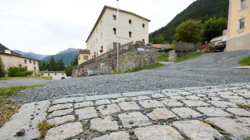 Sün üna o tschella via da quartier a Lavin finischa la salaschada dandettamaing e la via cuntinuescha cun glera (fotografia: Michael Steiner).
