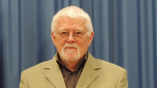 Paul Grimm da Ftan ha referi davart parts da l’istorgia da Sent. Chatrina Ritzmann es la manadra da la Pro Senectute da Sent (fotografia: Benedict Stecher).