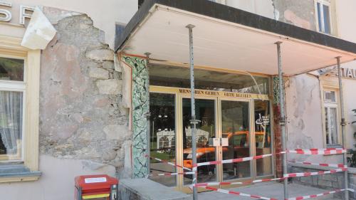 L’entrada vers la via da cumün da l’Hotel Tarasp ha stuvü gnir sgürada (fotografia: Benedict Stecher).