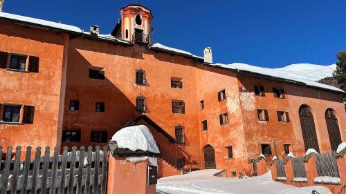 La Chesa Poult immez Zuoz – ün stabilimaint marcant ed istoric – es uossa in possess da Robertina Calatrava. D’incuort es gnieu inoltro üna dumanda da fabrica per renover la chesa. fotografia: Martin Camichel