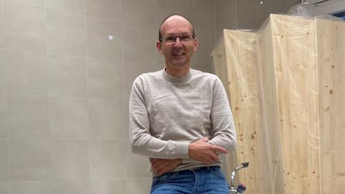 Renda cun sia lavur ün’ultim’onur a la persuna morta – Rico Freiberger illa sela funebra da sieu institut a Samedan (fotografia: Andri Netzer).