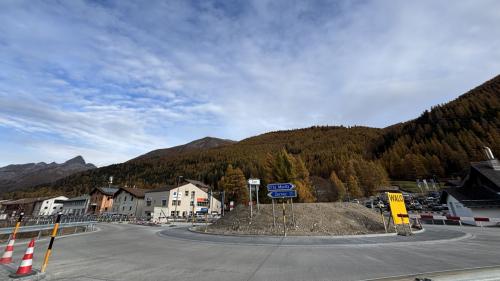 Üna part dal parkegi in vicinanza da la Punt Maillard, inua cha la plazza da parker vain refatta (fotografia: Martin Camichel).