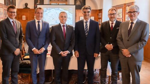 Von links: Kanzleidirektor Daniel Spadin, Regierungsrat Martin Bühler, Bundesrat Ignazio Cassis und Regierungsräte Marcus Caduff, Peter Peyer und Jon Domenic Parolini. Foto: Standeskanzlei