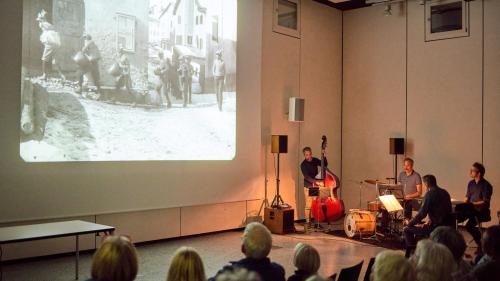 Il musicist Simon Quinn (cul gïun) e sia band «Sprachlos» han sonorisà live il film istoric dal Parc Naziunal Svizzer (fotografia: Michael Steiner).