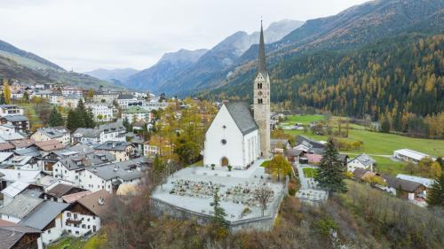 Bei Bestattungen und Trauerfeiern läuten die Kirchturmglocken von Scuol stets um 13.30 Uhr. Anschliessend geht es zur «Palorma», zum Laichenschmaus (Foto: Mayk Wendt).